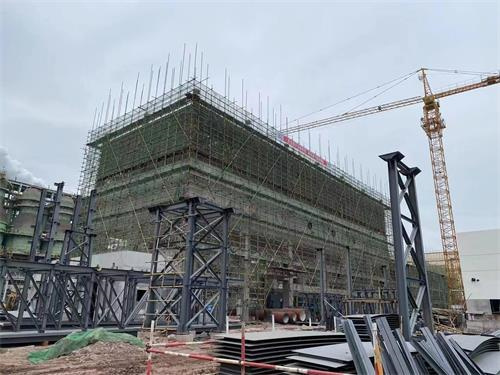 為何冷卻塔里的噴淋水需要更換？