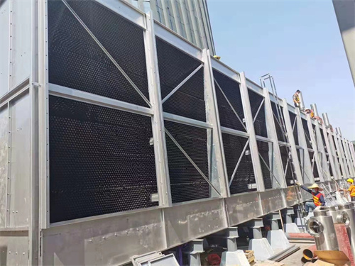 為何冷卻塔里的噴淋水需要更換？