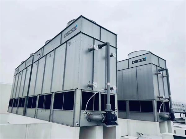 為何冷卻塔里的噴淋水需要更換？